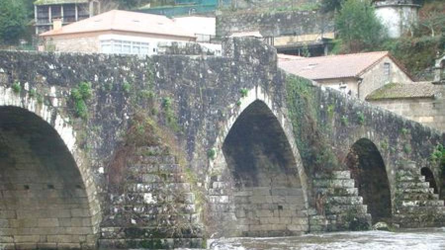 A Ponte Maceira se cae a trozos y desborda maleza