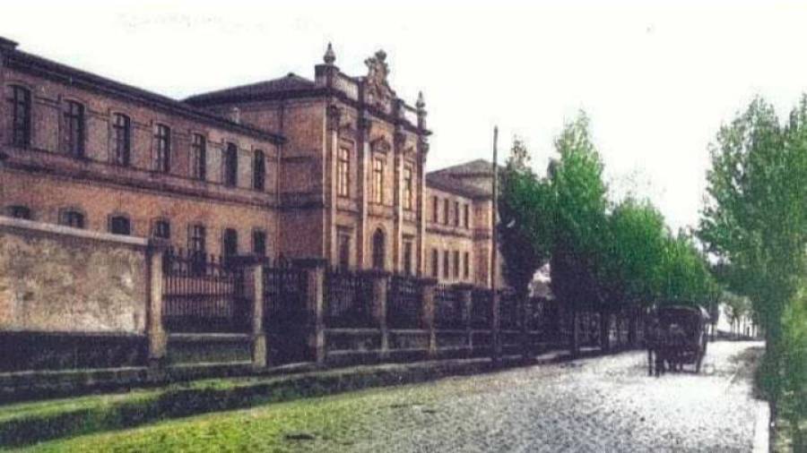 1915. Este edificio, que hoy conocemos como el Parlamento de Galicia, anteriormente había sido cuartel militar y casi al principio de su historia fue la Facultada de Veterinaria.