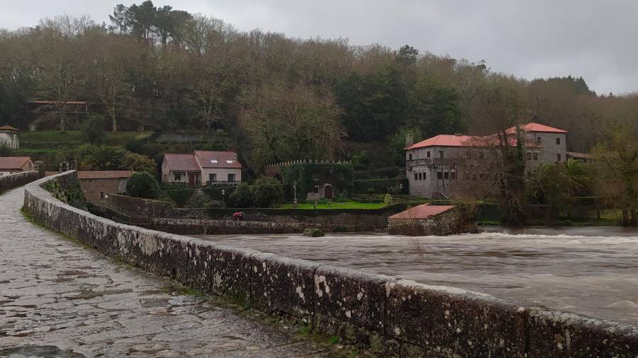 El Tambre volvió a inundar el paseo inferior de Ponte Maceira, pero aún no embalsó. Foto: C.G.