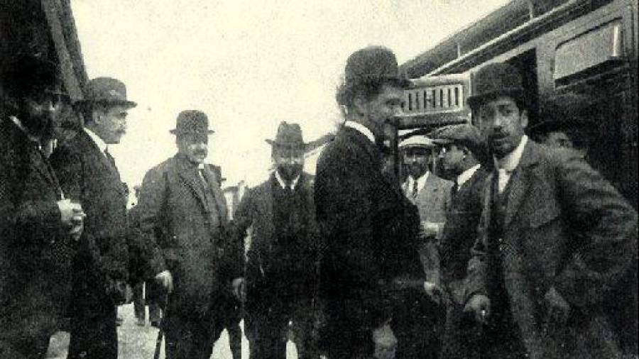 CULTURA. Fotografía tomada en 1909 de la Exposición Regional, donde Pais Lapido se encuentra acompañado de otras grandes figuras. Foto: ECG