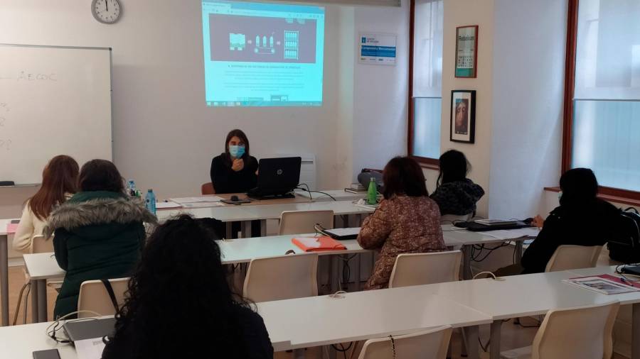Las alumnas del Programa Integral de Empleo escuchan las explicaciones de Ana Bastos