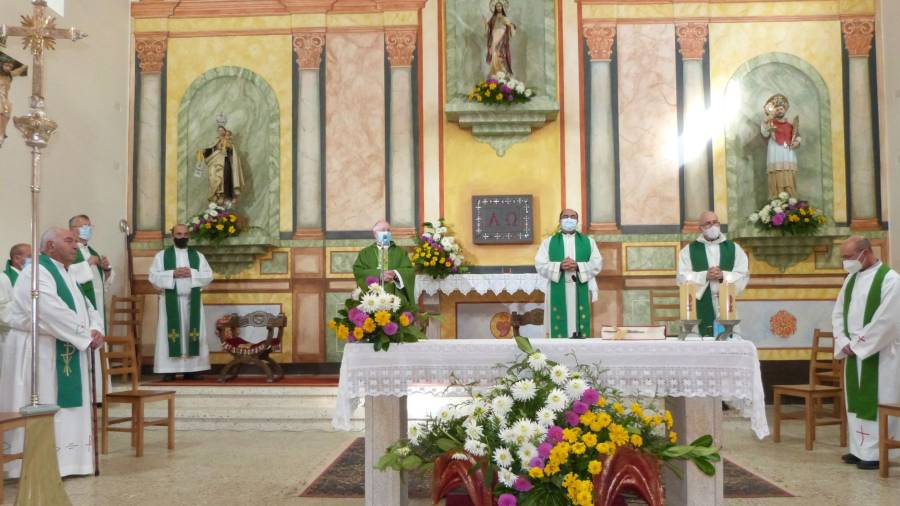 Acto religioso en conmemoración del 50 aniversario de la consagración de la iglesia de Santa María de Salto, situada en Castromil