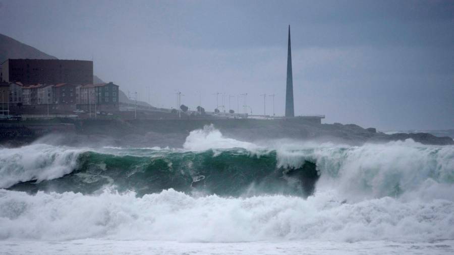 A CORUÑA, 04/12/2020.- En la imagen, oleaje que rompía con fuerza contra las rocas de la ciudad de A Coruña, con el obelisco Millenium al fondo. EFE/Cabalar