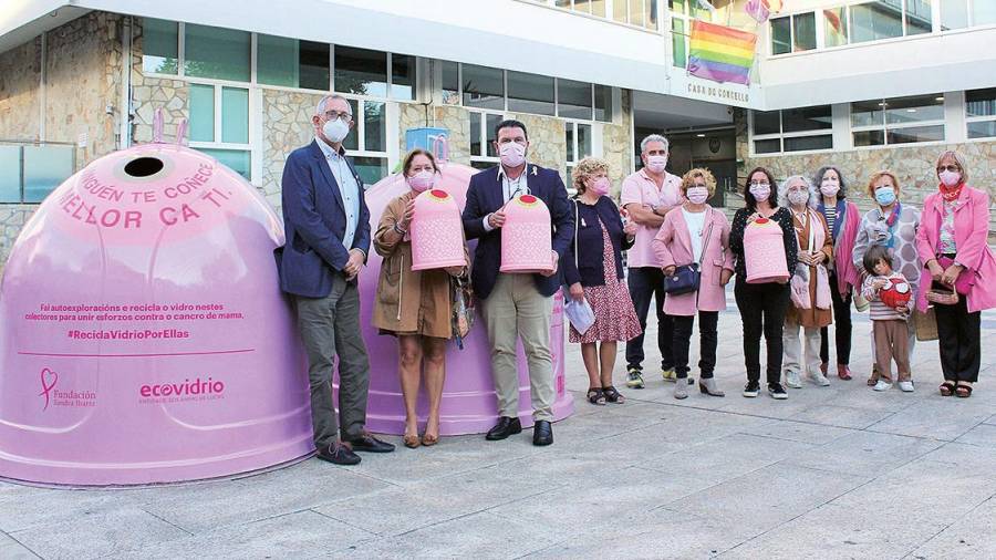 Presentación dos iglús rosa e da campaña solidaria de reciclaxe de vidro na Praza do Concello carballés. Foto: C.C.