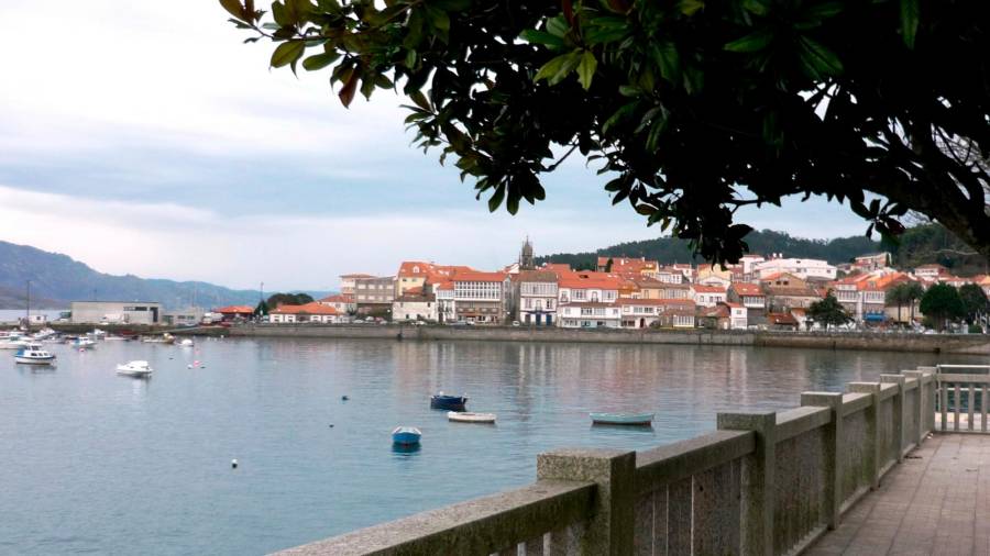 Vista de Corcubión e da zona portuaria da vila. Foto: Concello de Corcubión