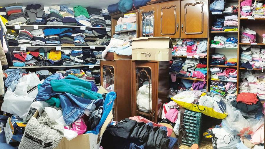 Dependencia de la vivienda de Chus Iglesias, llena hasta los topes de ropa donada por personas que quieren colaborar con los más desfavorecidos