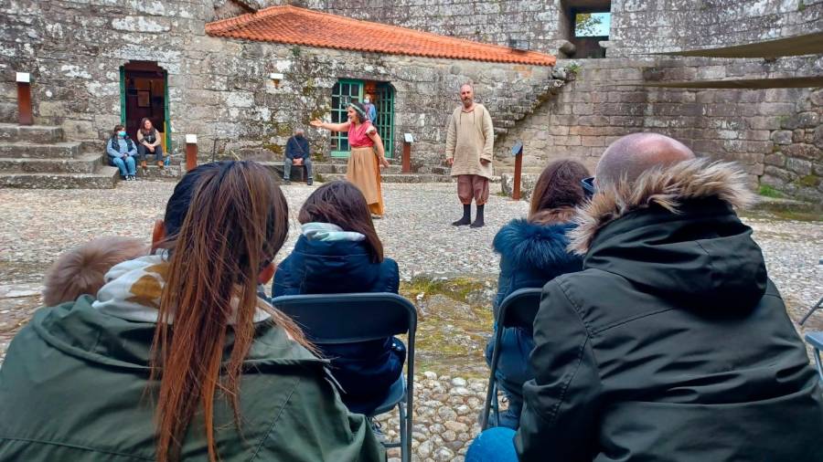 Unha das visitas teatralizadas que se celebran no castelo de Vimianzo, protagonizadas por Os Quinquilláns. Foto: C. V.