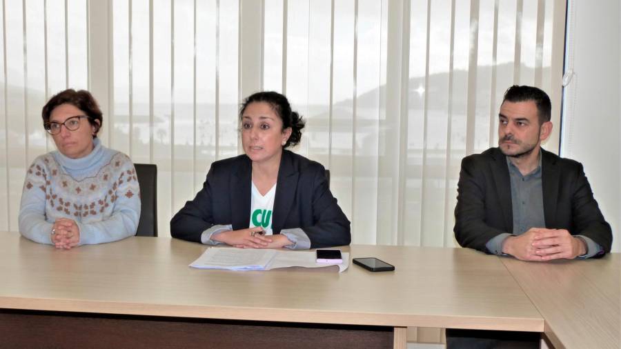 A alcaldesa de Cee, Margarita Lamela, no centro e os edís Juanma Buiturón e Enma Trillo, na rolda de prensa. Foto: J. M. R.