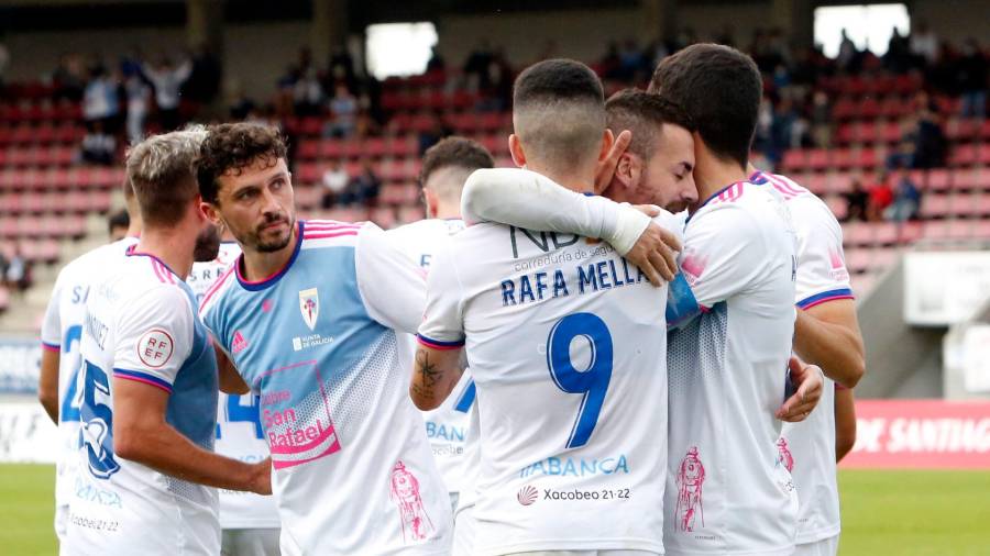 NUEVO INTENTO Los jugadores del Compostela celebran un gol en la presente temporada. Foto: Antonio Hernández