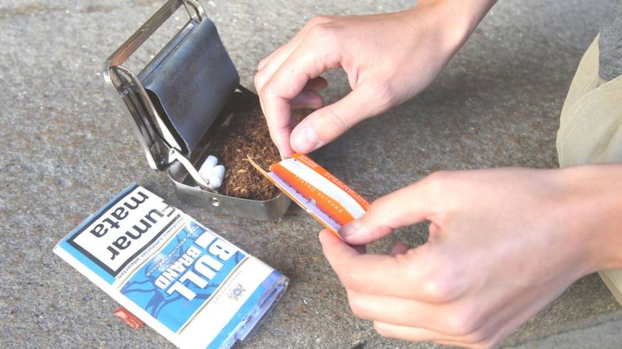 Cerco fiscal al último reducto barato de los fumadores: el precio del tabaco  de liar se dispara más de un 45%