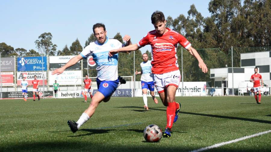 Una jugada del reciente partido entre el Estradense y la U. D. Ourense. Foto: Puri Sangiao