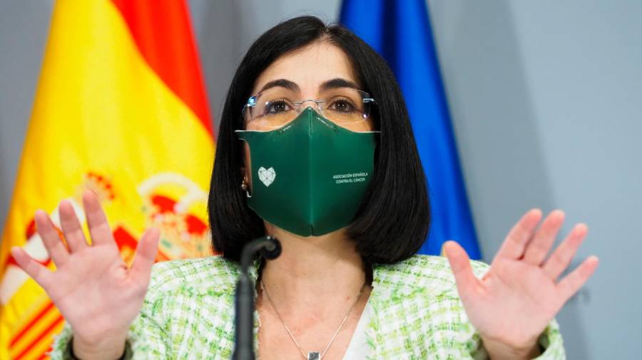 Carolina Darias, en la rueda de prensa tras la reunión, parecer querer detener la pandemia con su gesto. Foto: Claudia Alba/E.P.