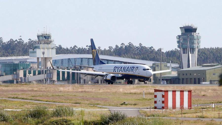 Avión de Ryanair tomando pista para el despegue bajo el control de la torre de Lavacolla. A Hernández