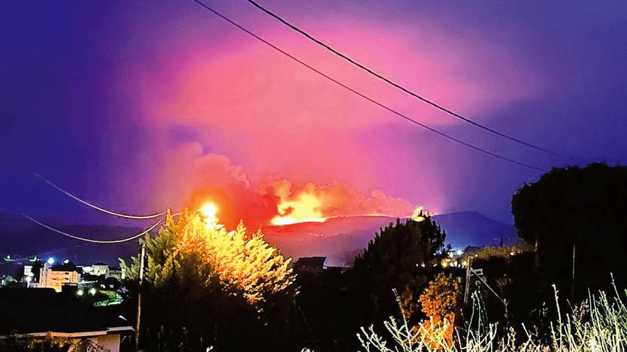 En galicia.Una imagen del incendio que se registró el la parroquia de Freixeido, en Larouco antes de ser extinguido. Foto: I.G.