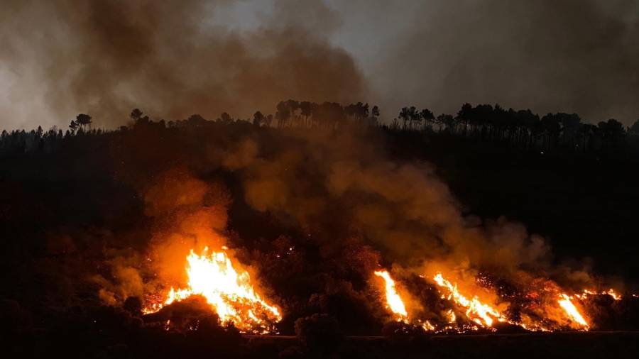 Imaxe do incendio de Carballeda de Valdeorras o pasado sábado 17 de xullo. EFE/Sxenick