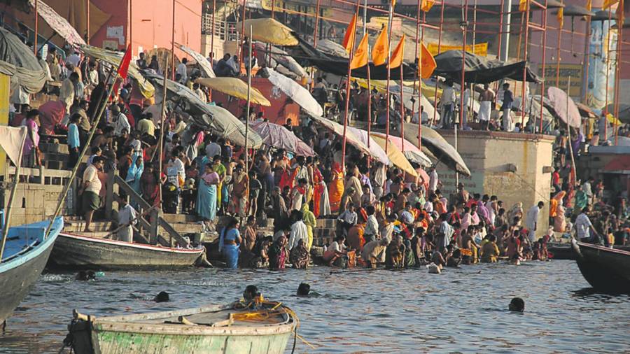 Las aguas del Ganges, el río más sagrado de los hinduistas, son purificadoras y cada inmersión en ellas sirve para expiar los pecados de los creyentes