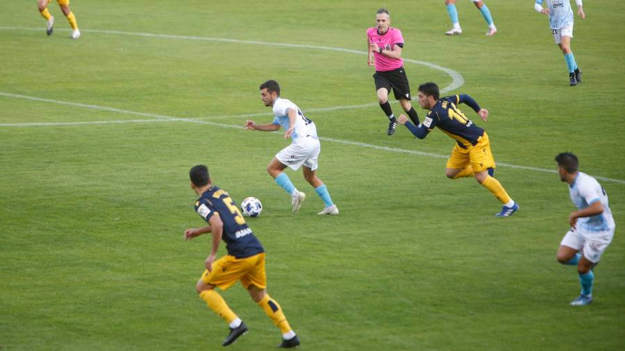 PRECEDENTE El futbolista del Compostela Josiño conduce el balón en el partido de la primera vuelta. Foto: Antonio Hernández