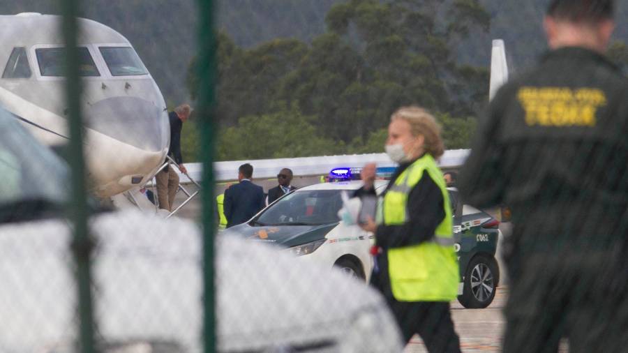 El monarca (izquierda) llegando al aeropuerto vigués de Peinador en un avión privado a las siete y cuarto de este jueves. Foto: Salvador Sas 