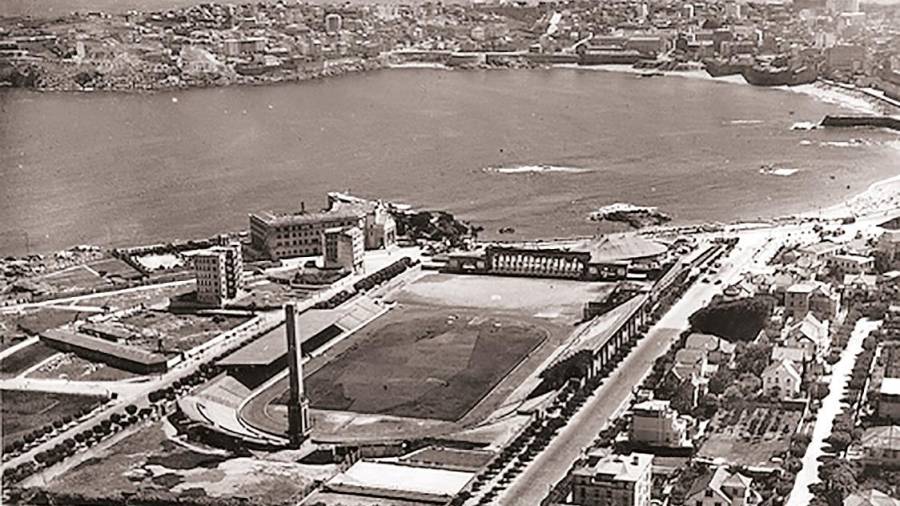 ESTADIO DE RIAZOR. El estadio de Riazor, en plena construcción en el año 1945.