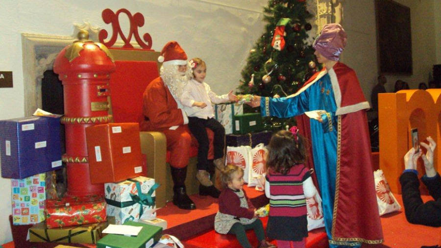 Visita de Papá Noel y chocolatada para los niños en el Hostal dos Reis Católicos