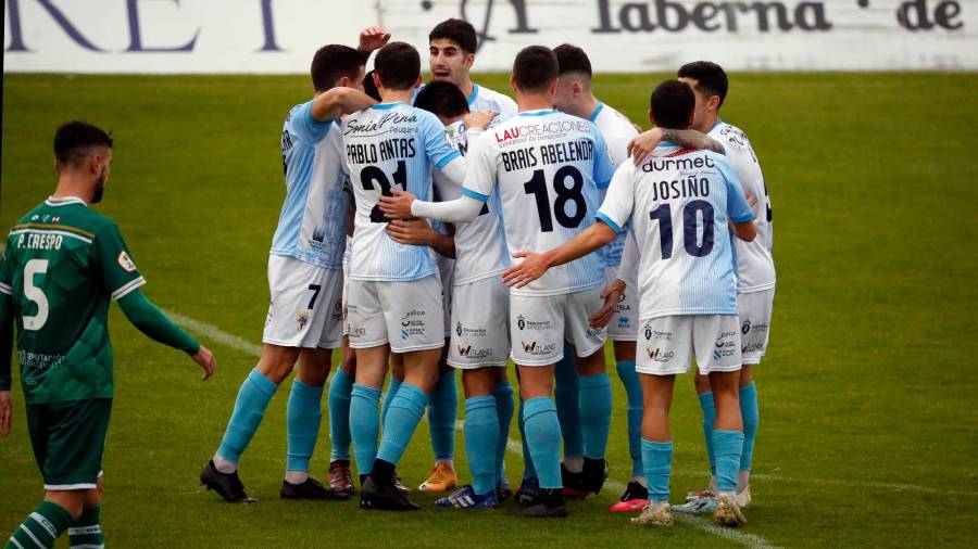 JORNADA DECISIVA Los jugadores del Compostela, celebrando un gol en el Vero Boquete. Foto: Antonio Hernández