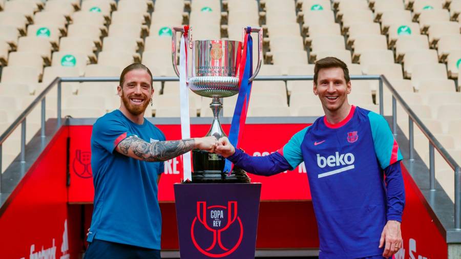 CAPITANES Muniain (Athletic) y Messi (Barça), ante el trofeo de la Copa del Rey. Foto: Efe 
