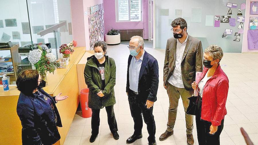 Visita del alcalde, Xosé Bugallo, y del concelleiro de Educación, Rubén Prol, al Apóstolo Santiago. Foto: F. B