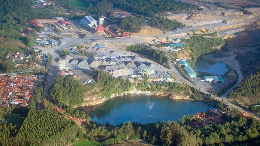 Panorámica das instalacións da mina de Touro-O Pino