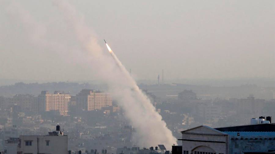 Un cohete disparado desde la Franja de Gaza contra Israel. FOTO: Ashraf Amra