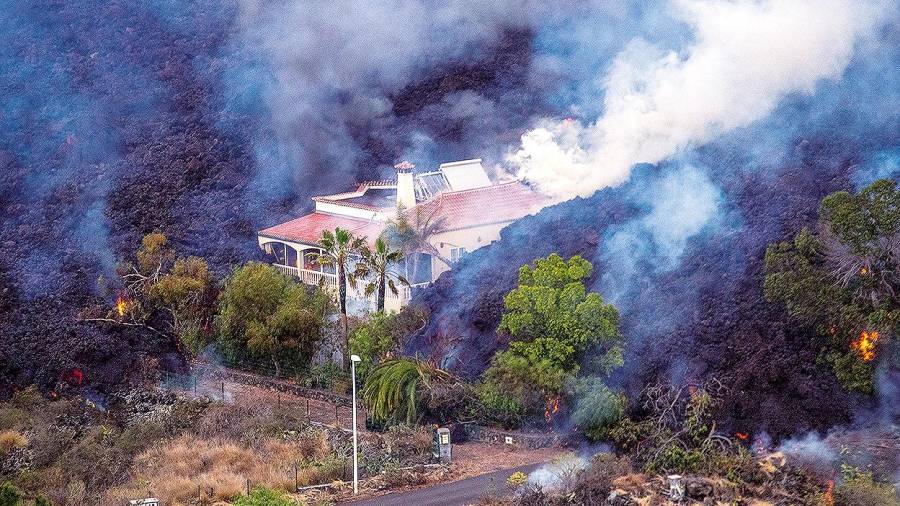 daños. Una casa momentos antes de ser destrozada por la lava del volcán de La Palma, ayer. Foto: E.P.
