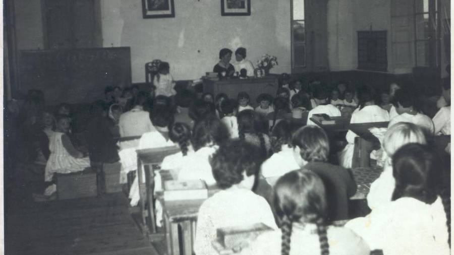 galardones. Entrega de premios a alumnos en la escuela de Antas de Ulla, creada por la sociedad instructiva Chantada y su partido en 1920. Foto: Consello da Cultura Galega y AEG