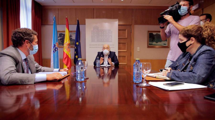 Javier Suárez, jefe de la Abogacía del Estado en Galicia, izquierda, y Javier Losada, delegado del Gobierno, ayer. Foto: Cabalar