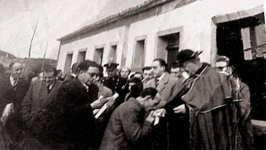 ...Cuando el cardenal Quiroga Palacios entregó las viviendas de Virxe de Fátima en Villaldía