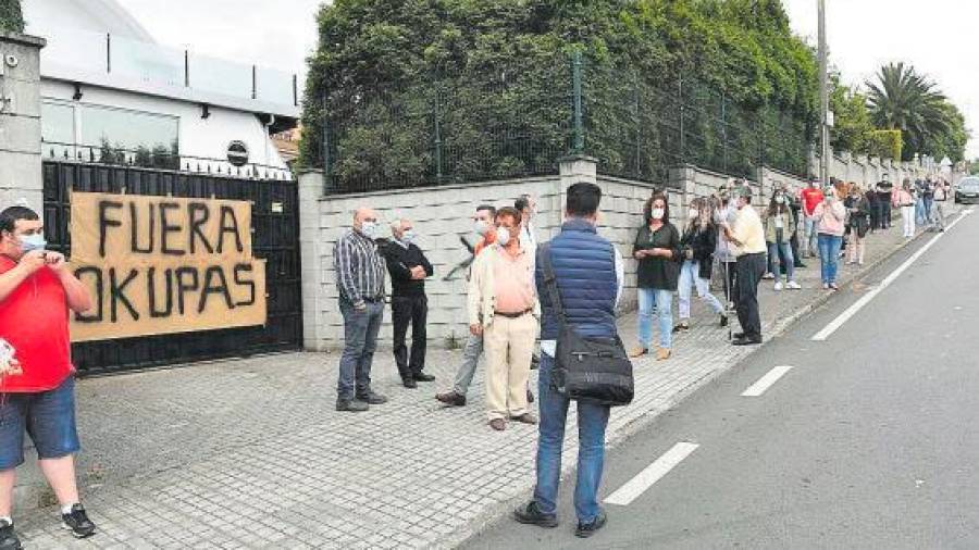 okupación. Manifestación realizada por grupos de vecinos en el chalet ‘okupado’ de A Zapateira, en la ciudad de A Coruña, el pasado domingo 14 de junio. Foto: E.P.