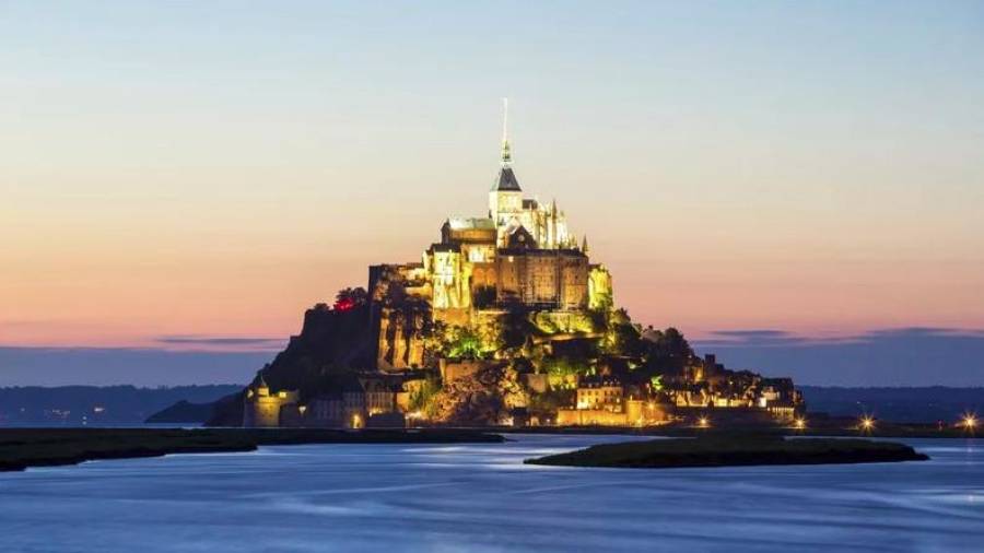 El Monte Saint Michel. Patrimonio de la Unesco, es famoso por las aguas que lo envuelven durante las mareas altas. Se trata de una isla con una población que ronda entre las 30 y 50 personas. En la cima se encuentra el monasterio que da nombre al lugar. (Fuente, www.vix.com)