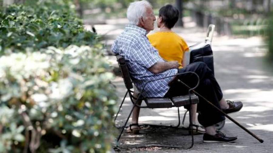 Salud. Dos personas descansando sentadas en un parque a la sombra. Foto: Europa Press