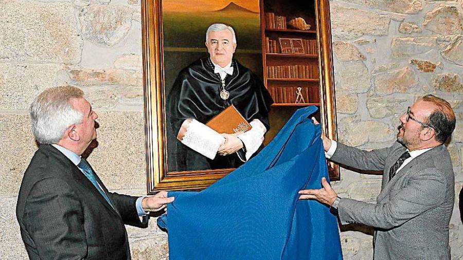Juan Viaño ya tiene colgado su retrato en la Galería de Reitores de San Xerome