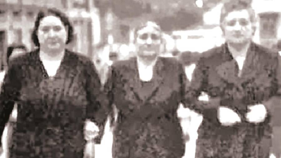 Dende a esquerda, as irmás Xulia, Lola e Amparo Touza.