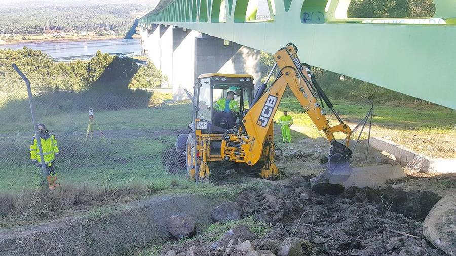 OBRAS. Operarios trabajando en la instalación de vallas en el entorno del viaducto en Rianxo. Foto: Adif