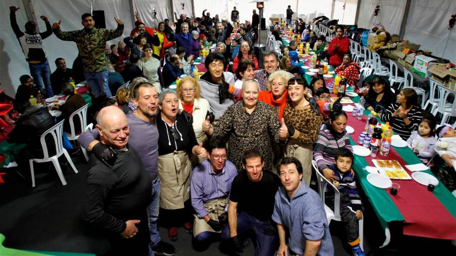 Chus Iglesias, en el centro, junto a voluntarios y personas que participaron el año pasado en la fiesta de Navidad del Paluso. Foto: Fernando Blanco 
