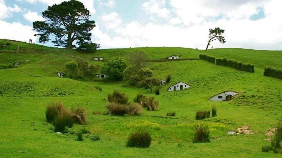 Hobbiton. Es la comarca en donde vivieron los hobbits en la saga cinematográfica de El Señor de los Anillos. El set todavía existe en Nueva Zelanda y está abierto al público. (Fuente, www.vix.com)