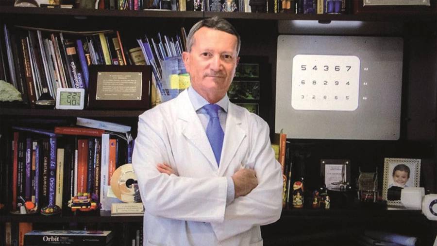 El doctor Moreiras, en su despacho.