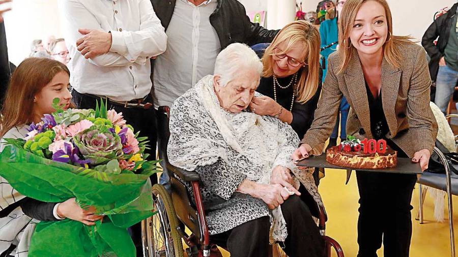 Virginia Santiago celebra su cien cumpleaños con tarta, flores y visitas vip