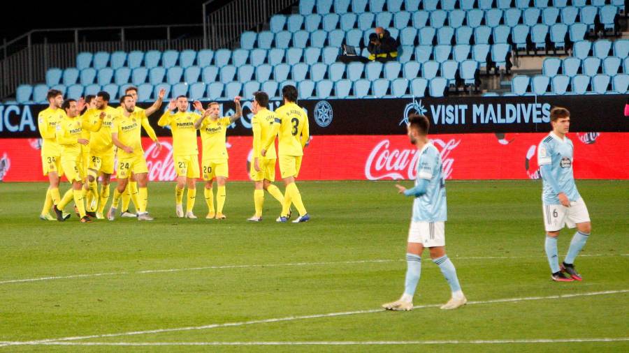 CONTRASTE Los jugadores del Villarreal celebran el cuarto gol ante la frustración de los celestes. Foto: Salvador Sas/EFE
