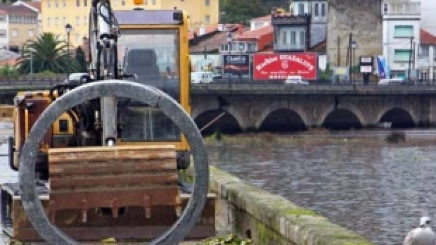 La Xunta corta unos días al tráfico el puente de Noia por el saneamiento
