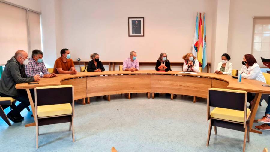 Reunión de alcaldes con la subdelegada del Gobierno en Corcubión para abordar a situación del centro del ISM. Foto: C. C.