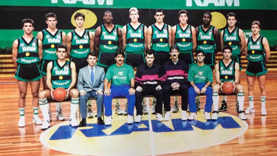 Joventut 88-89 Arriba, primero a la derecha, Rafa Jofresa; su hermano Tomás, en la otra punta. F.: ACB