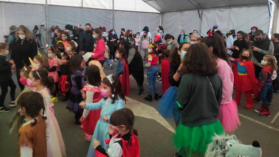 Chavalada orosana y padres en la fiesta infantil bajo carpa. Foto: CDO