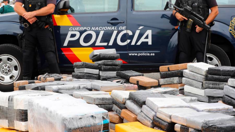 Fardos de cocaína incautados en una operación policial el pasado año Foto: Elvira Urquijo
