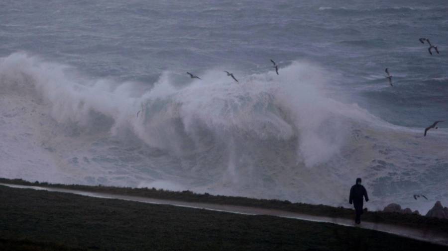 A CORUÑA, 28/12/2020.- Las olas rompen con fuerza contra las rocas de la costa de la ciudad de A Coruña, este lunes en el que la borrasca Bella seguirá aportando inestabilidad, con todo el litoral gallego en alerta, de nivel rojo en A Coruña. EFE/ Cabalar